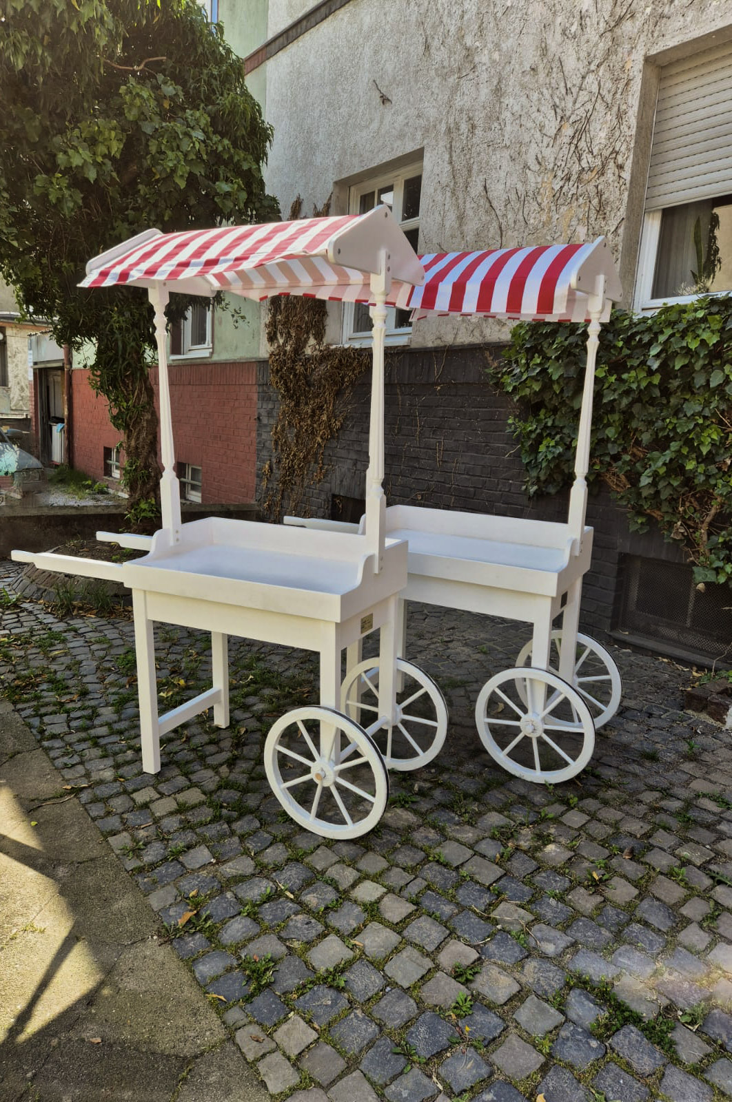 Weiße Candy Bar aus Holz als dekoratives Element für Events und Feiern